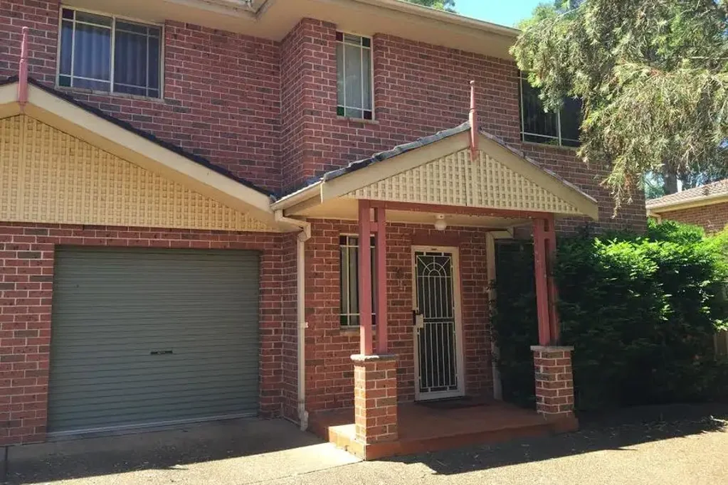 3 Bedrooms, 2 Baths Townhouse with Stunning Parkland Views for rent!