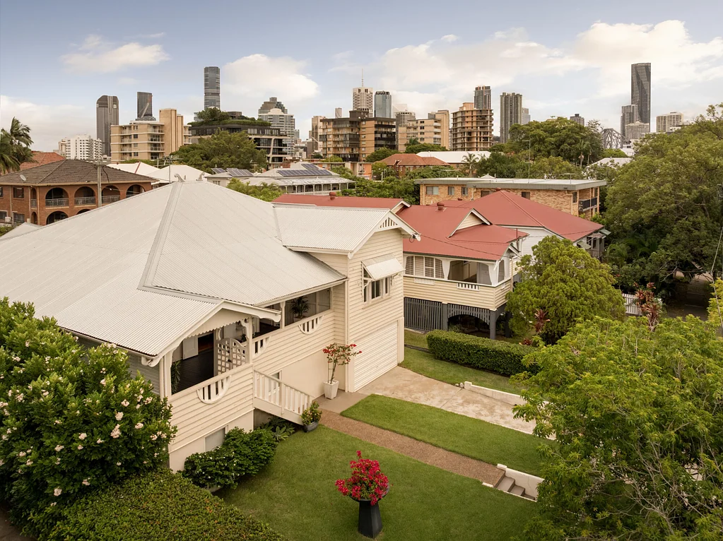 New Farm 4房 双街临街奢宅 549sqm高地势 历史Queenslander 城市景观 双通道 丰富发展潜力 步行繁华生活 New Farm's Ultimate Family Opportunity