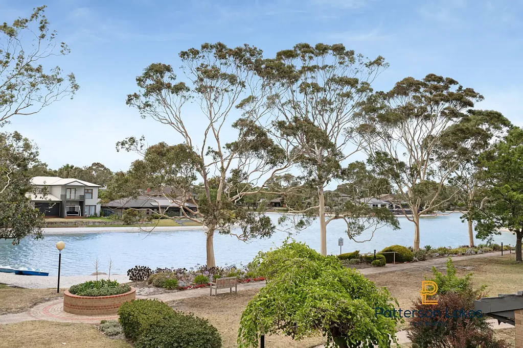 Patterson Lakes 2ห้องนอน Elevated Stunner with Serene Lake Views