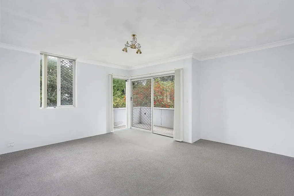 Spacious one-bedroom apartment opposite Padstow station