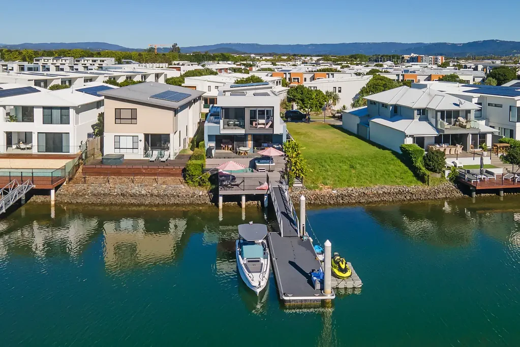 Hope Island 5 Slaapkamer Waterfront Luxury in the Heart of Cova - YOU could be living here by Christmas!