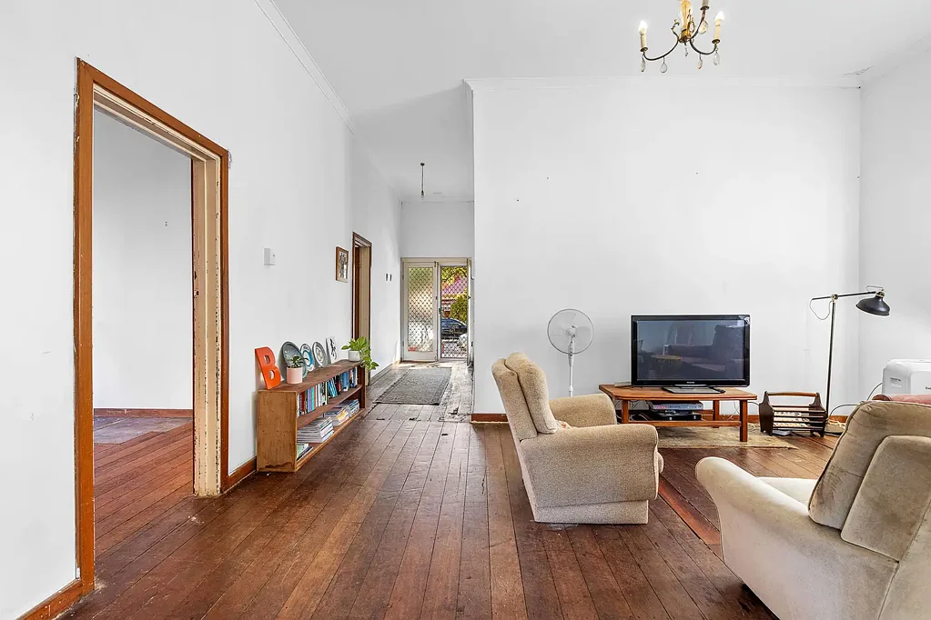 Leederville 3房  Endless Possibilities in a Prime Dual-Frontage Location
