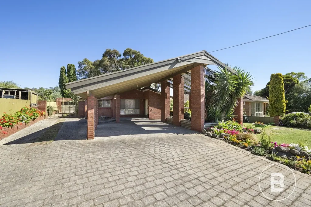4 BEDROOM BRICK HOME IN PRIME LOCATION