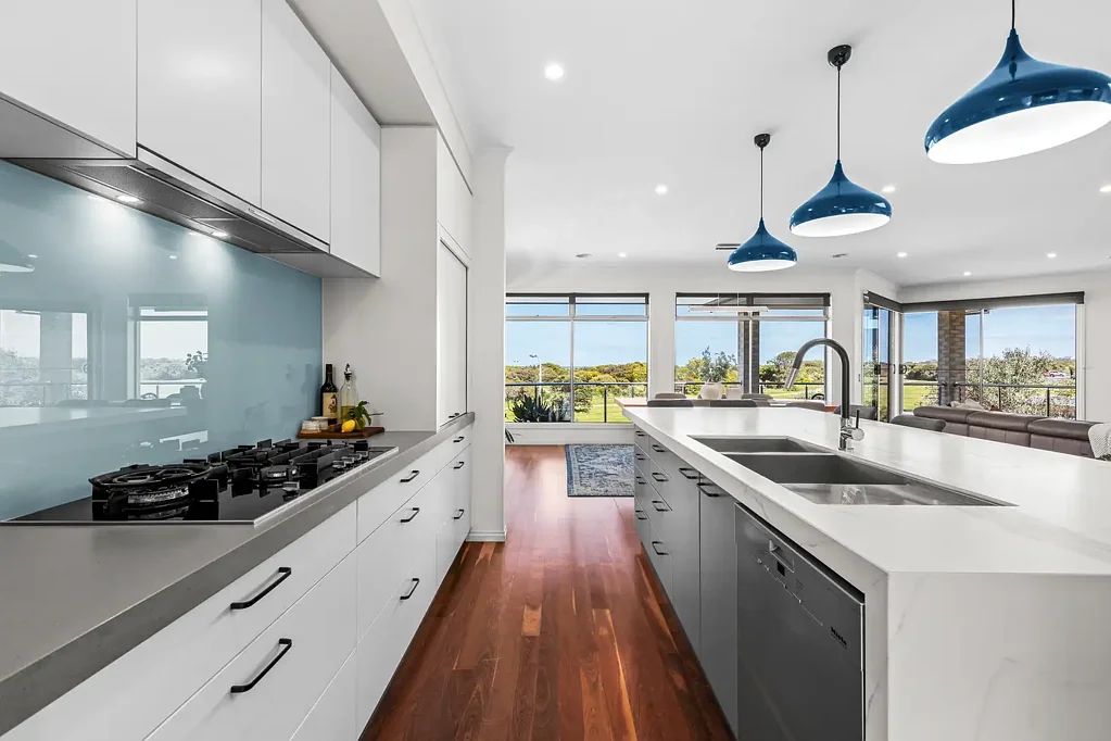 Torquay 4房  Coastal sanctuary with refined sophistication…