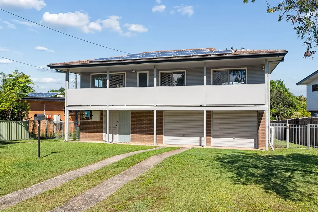 Strathpine 3房 Strathpine便利地段 703m2宽敞地块 精美翻新 双车库 时尚厨房 多功能空间 室内外连通 家庭娱乐首选 Beautifully Renovated Family Home with Side Access and Shed