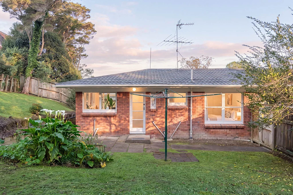 Totara Vale 2Kwarto Brick & Tile -- First Home & Investment
