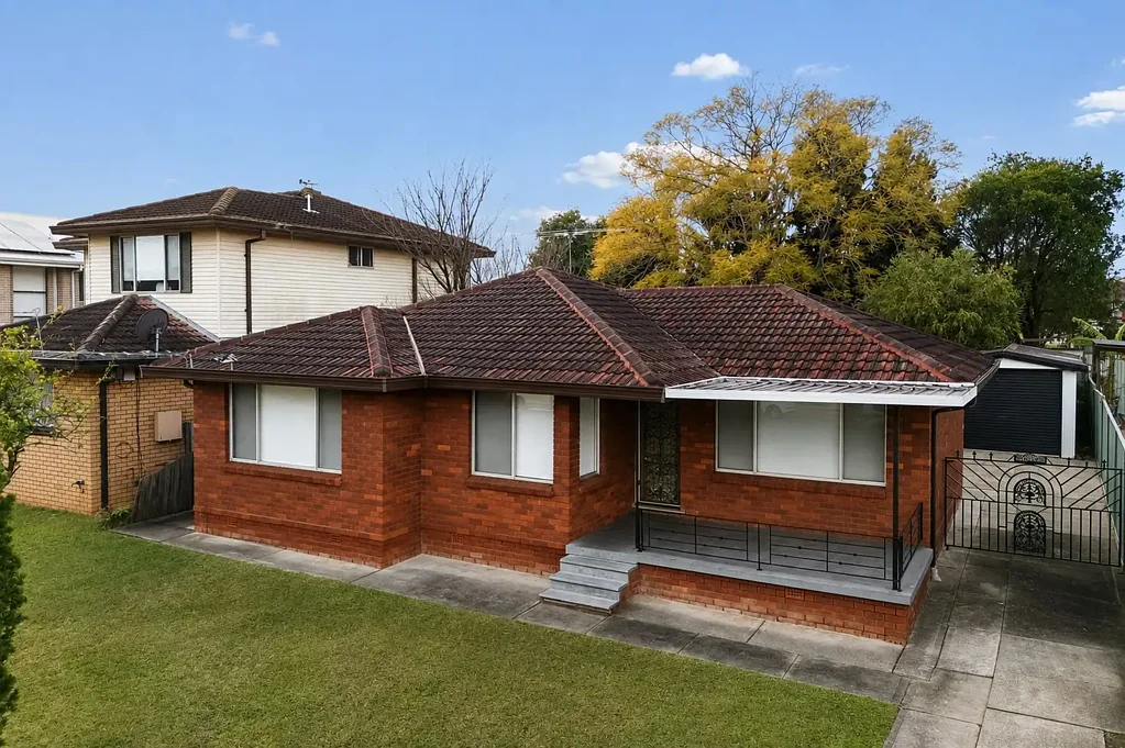 Seven Hills 3房  Exciting Opportunity to Make It Your Own or add a granny flat (STCA)