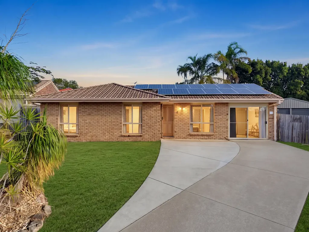 Regents Park 3कमरा Stylish Family Living on 628sqm with Huge Shed & Unbeatable Convenience