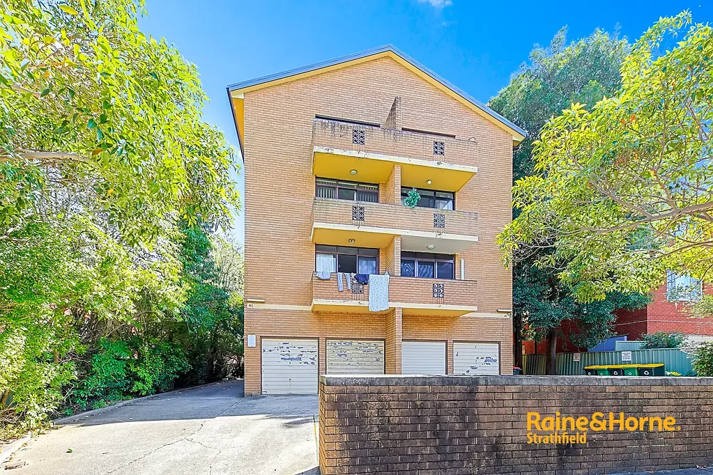 Top-Floor 1-Bedroom Unit - Top Floor with  Lockup Garage