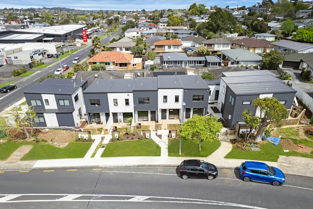 Howick 2房 中心地段全新靓宅 独立产权+高性价比 10年建商质保 首房/投资皆宜 首付仅需一成 欲购从速！ Brand New FREEHOLD homes - SELLING FAST!!