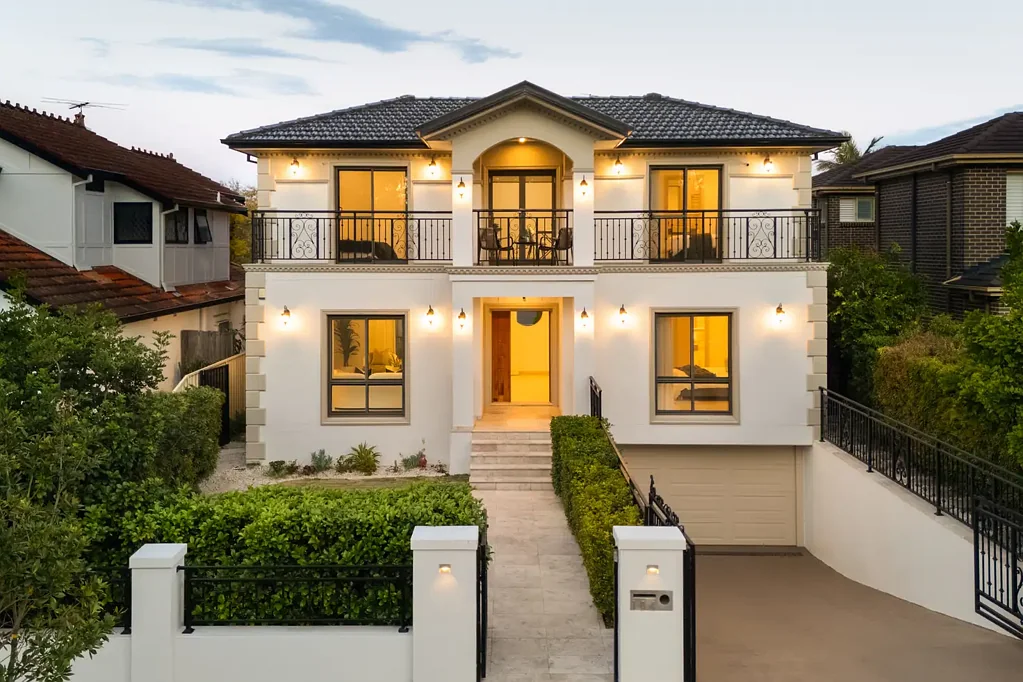 Strathfield 5房 自然采光，宽敞的家庭空间，位于Strathfield Park对面 Natural light and family scale opposite Strathfield Park