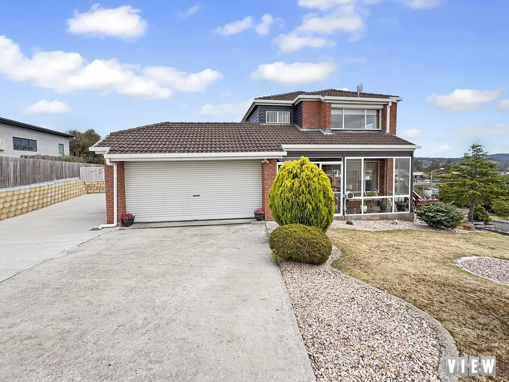 St Helens 3房  Views, Space & Location – This One Has It All !