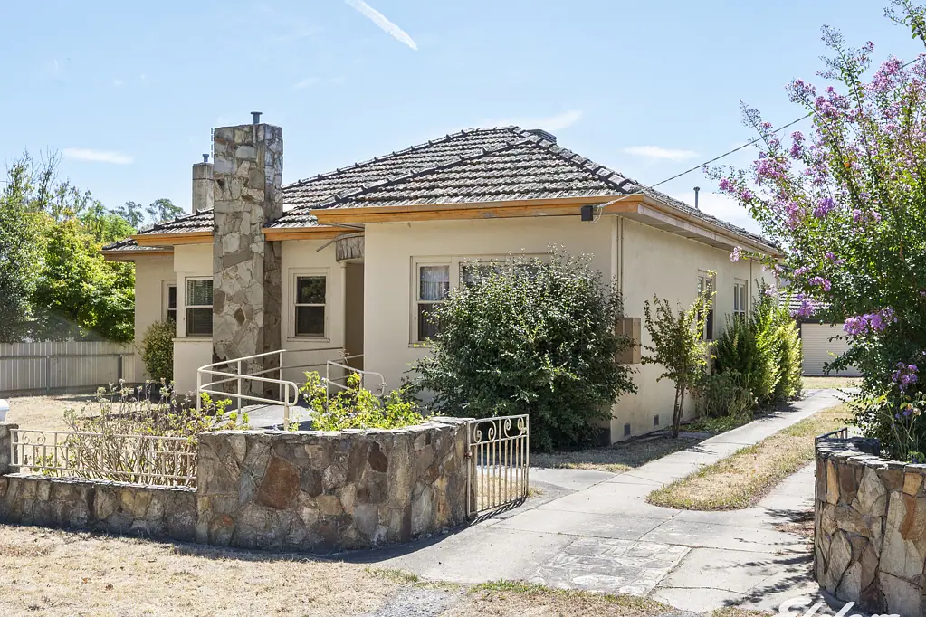 Euroa 3침실 Double Brick 1950s Family Home in a Blue-Chip Location