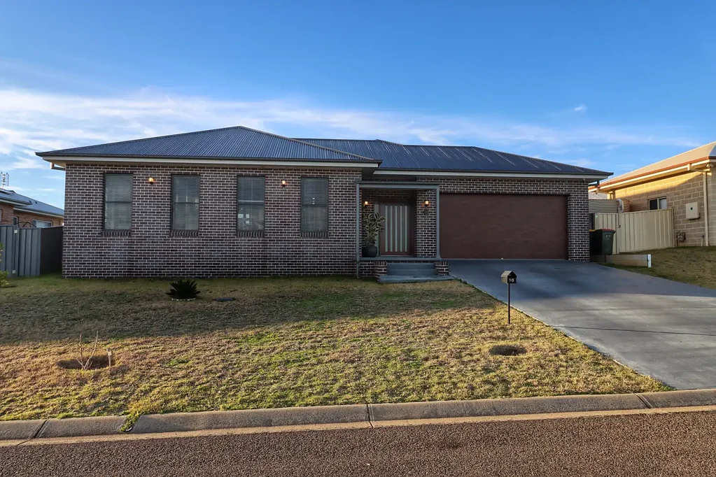 Cowra 4 Bedroom Executive Family Home