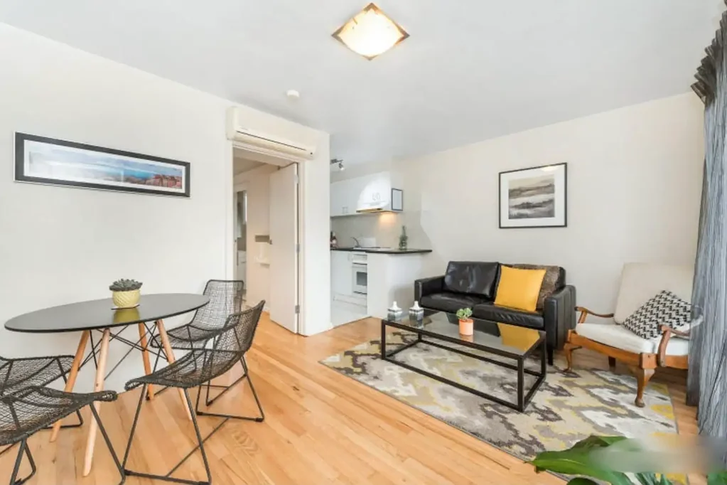 Ormond 1બેડરૂમ Bright One-Bedroom with Private Courtyard and Secure Parking in Prime Location