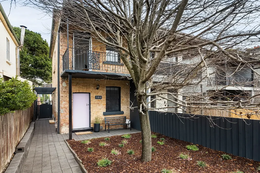 Annandale 3房 迷人联排别墅，双街入口，尽享社区便利 Charming Terrace with Dual Street Access and Village Convenience