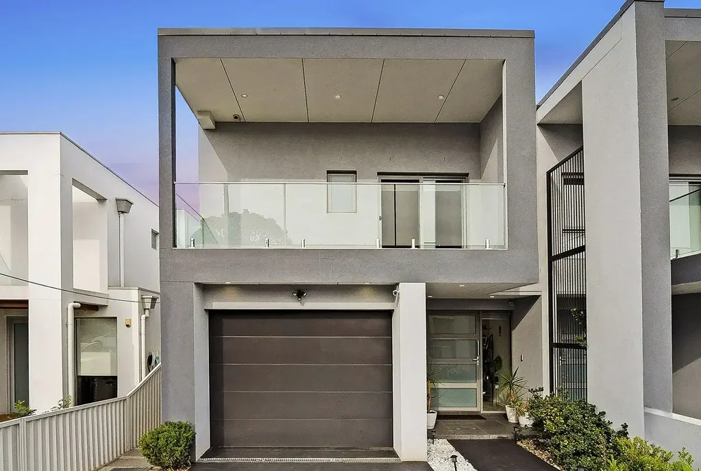 OVERSIZED MODERN DUPLEX