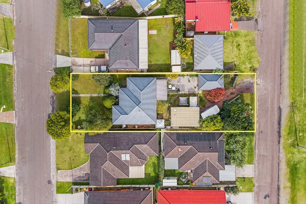 Noraville 3房  700+sqm Block with Dual Street Access - Untapped Potential!
