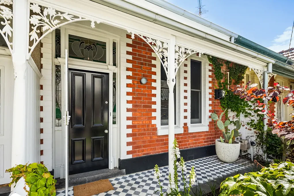 Albert Park 2房 历史维多利亚魅力 精巧改造采光 3.4米高顶 Smeg&Bosch厨电 私密庭院近商圈 In-Vogue Victorian, Peerless Village Proximity