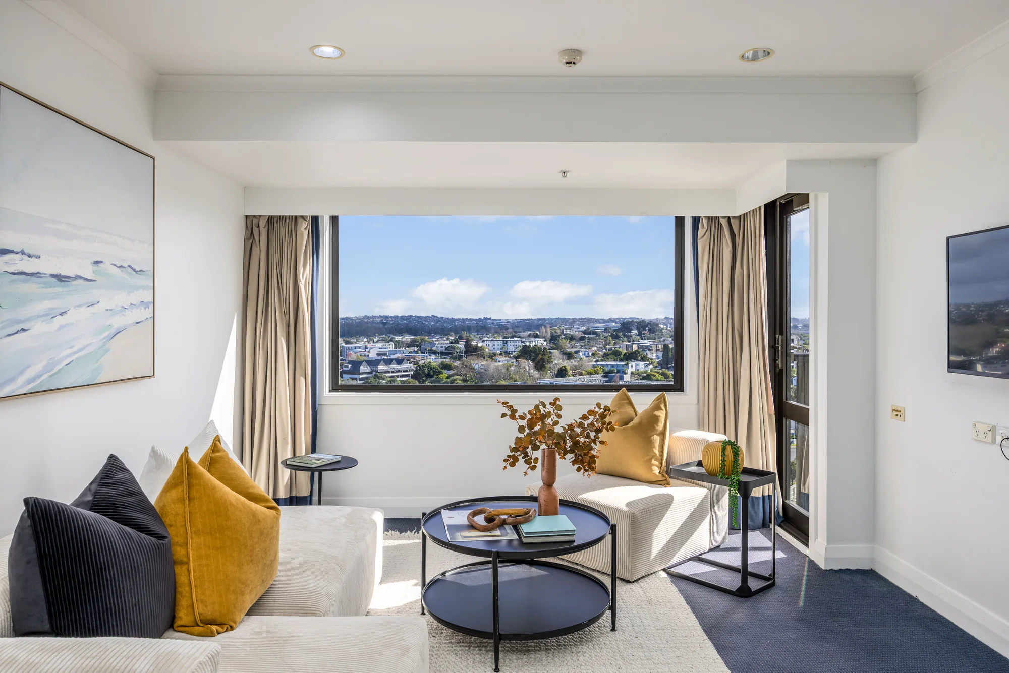 Takapuna 1房  Sparkling Views & Move-in-Ready!