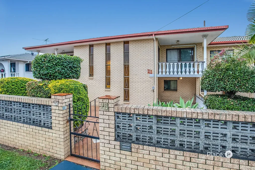Stafford Heights 6غرفة نوم Large Solid Family Home on Elevated Corner Block