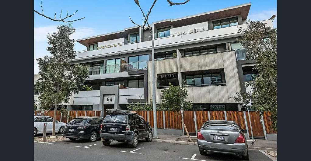 ** UNDER APPLICATION** Sophistication in the Optimal Location