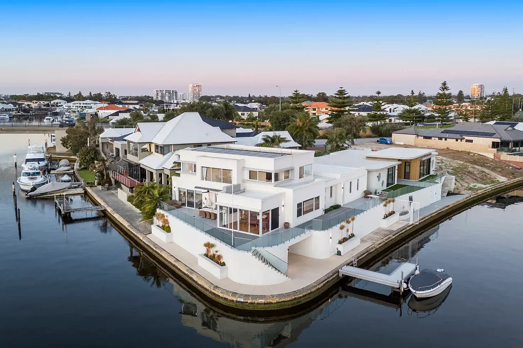 Halls Head 3 Bedroom WHEN ONLY THE BEST ON THE CANALS WILL DO