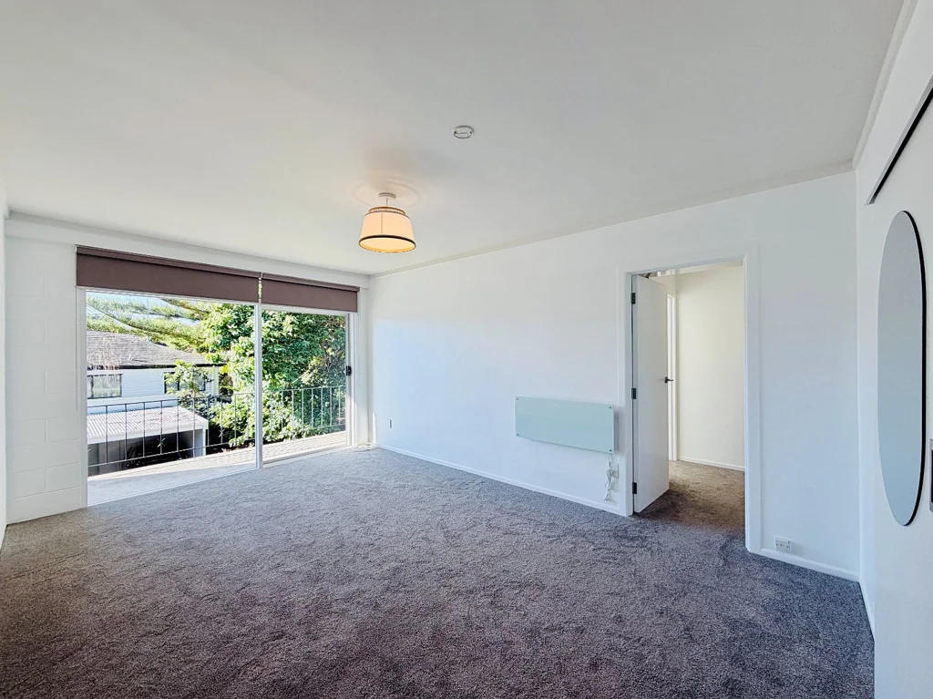 Newly Renovated  Brand New Kitchen & Bathroom  Prime Mount Albert Location