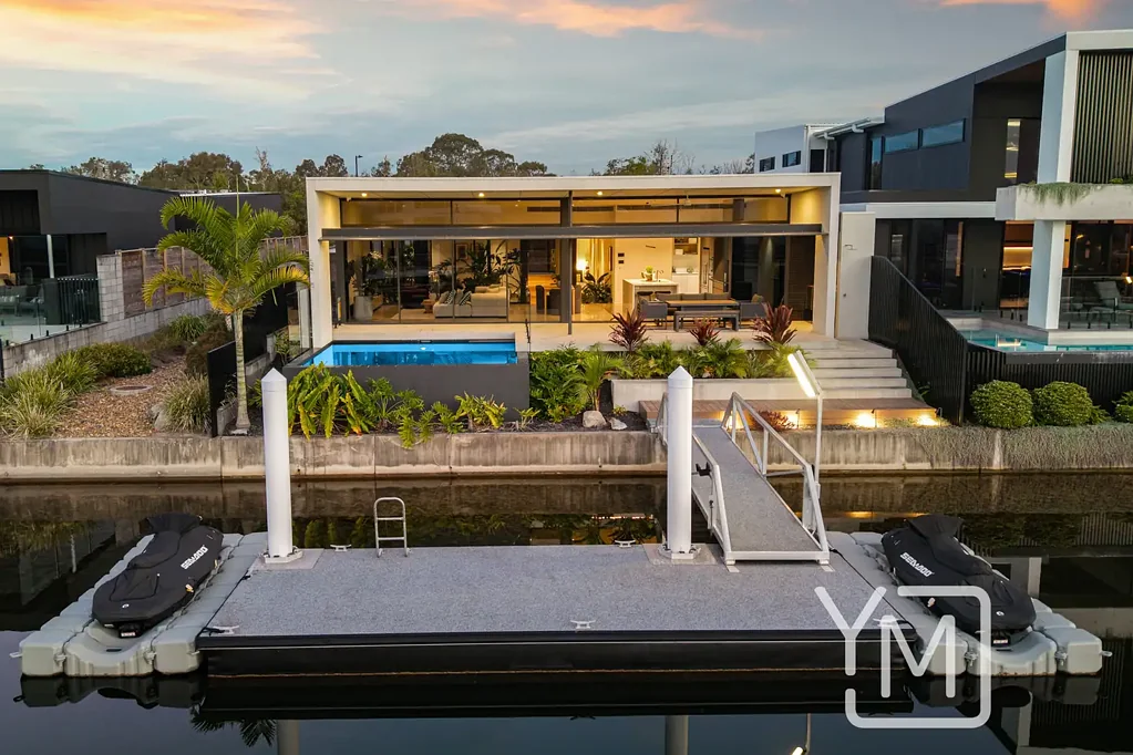 Pelican Waters 4침실 Absolute Waterfront Luxury - Prestigious Pelican Waters Address