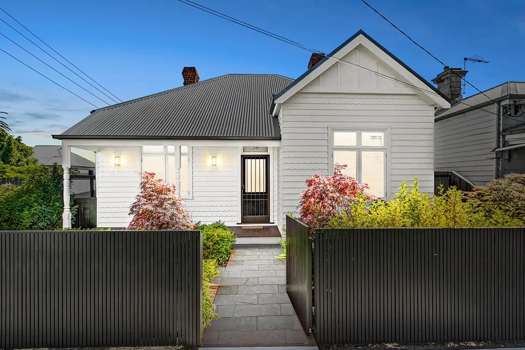 Newport 3房 全新翻新老宅 356㎡转角地块 开放式北向空间 全屋地暖 厨房亮点 Bosch电器 主卧套房 步入式衣帽间 低维护北院 Newport核心地段 A Perfect Blend of Classic Charm and Modern Luxury