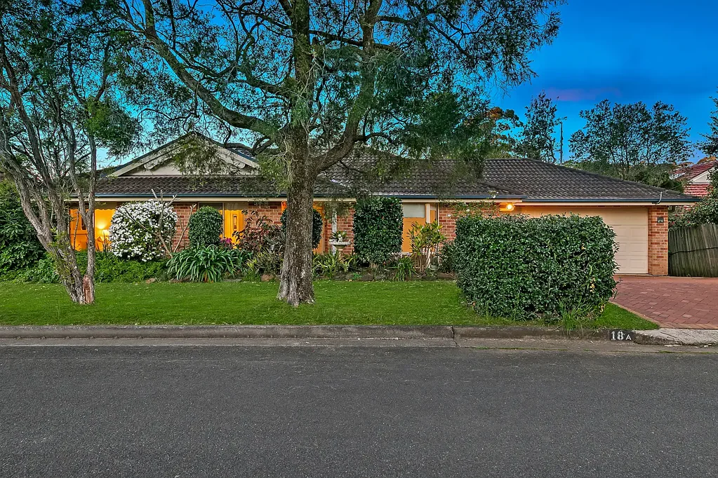West Pennant Hills 3 Slaapkamer Easy Living, Superior Convenience: Flexible Single Storey Approx. 290m to CityBus
