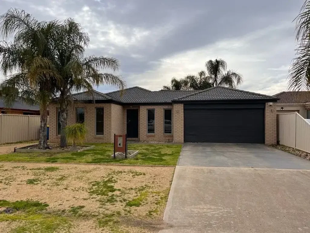 PERFECTLY LOCATED FAMILY HOME!