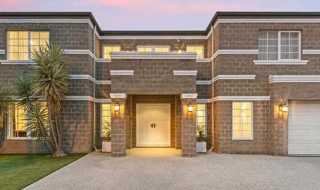 Como 6房  Grand Luxury Family Home with a Connected Guest Residence Overlooking the Pool.