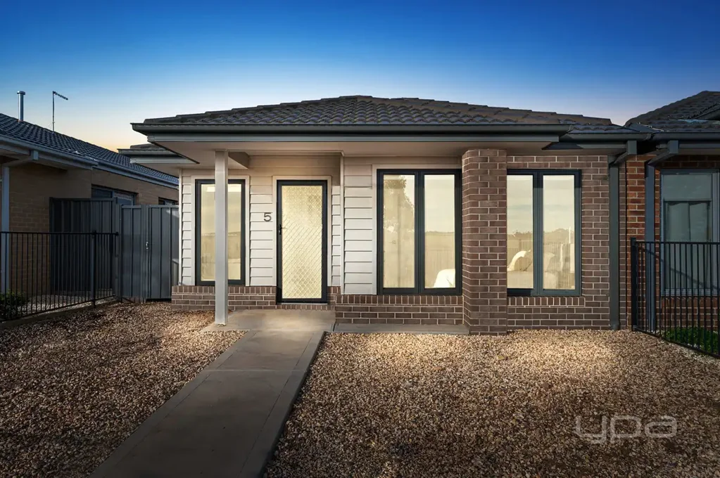 4 BEDROOM HOME RESERVE FACING HOME IN WILLANDRA ESTATE!