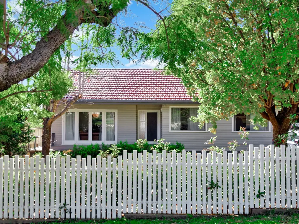Gunnedah 4部屋 Spacious Family Home with Granny Flat in a Highly Desirable Location