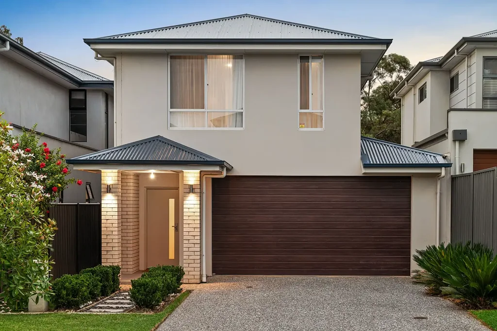 Campbelltown 3침실 Stylish Two-Storey Living in a Leafy Lifestyle Pocket.