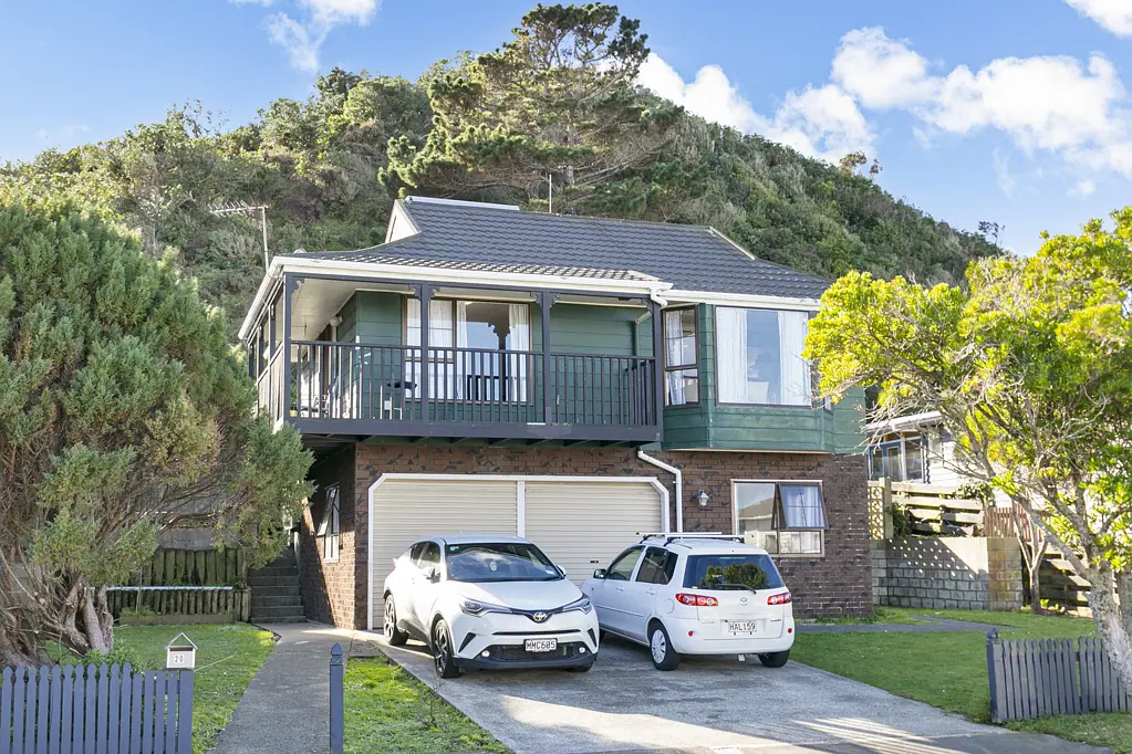 Maupuia 4 Slaapkamer Renovate, Invest or Develop - Opportunity Awaits!