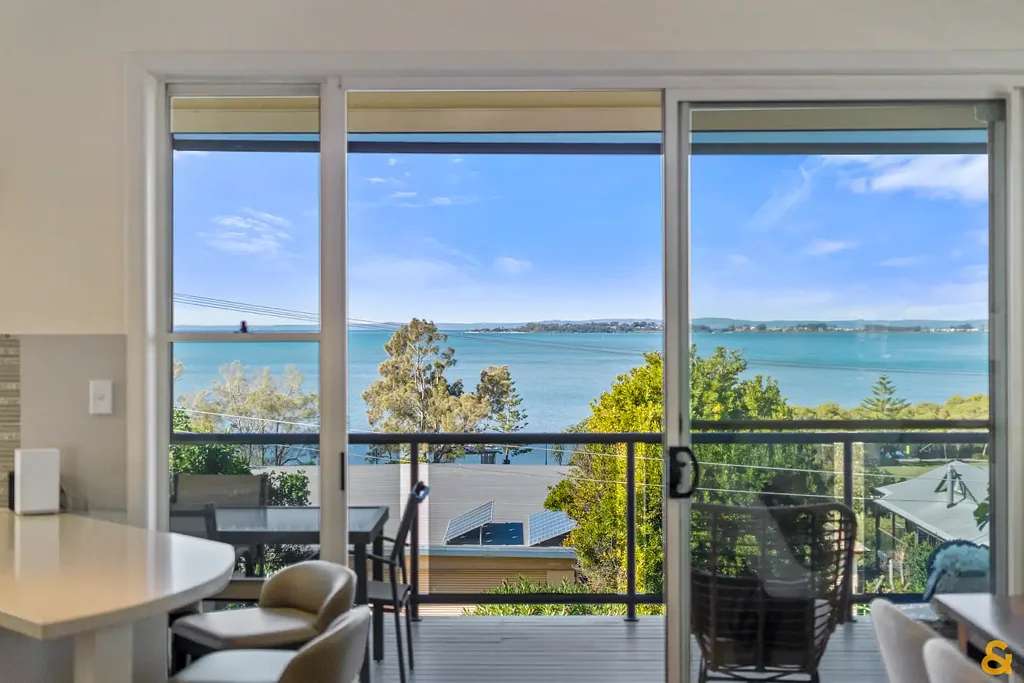 Lota 4 Bedroom Glorious Bay Views - Elevated Coastal Living in the Heart of Lota