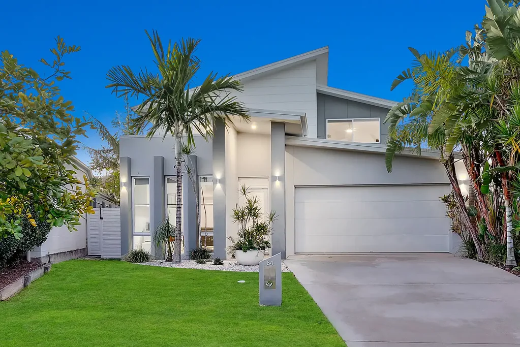 North Lakes 5房  Exquisite Contemporary Living with Poolside Luxury!
