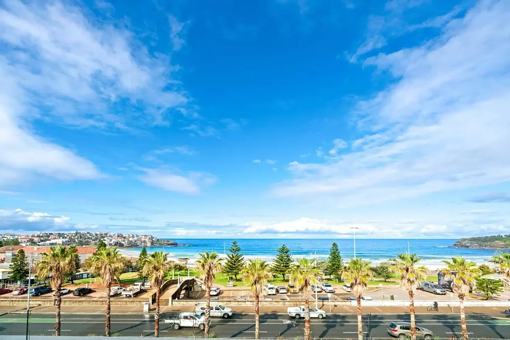 THE BEACH HOUSE' - STUNNING LUXURY APARTMENT WITH AMAZING BEACH AND OCEAN VIEWS