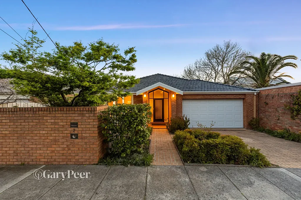Caulfield South 3कमरा North-facing entertainer with two outdoor zones