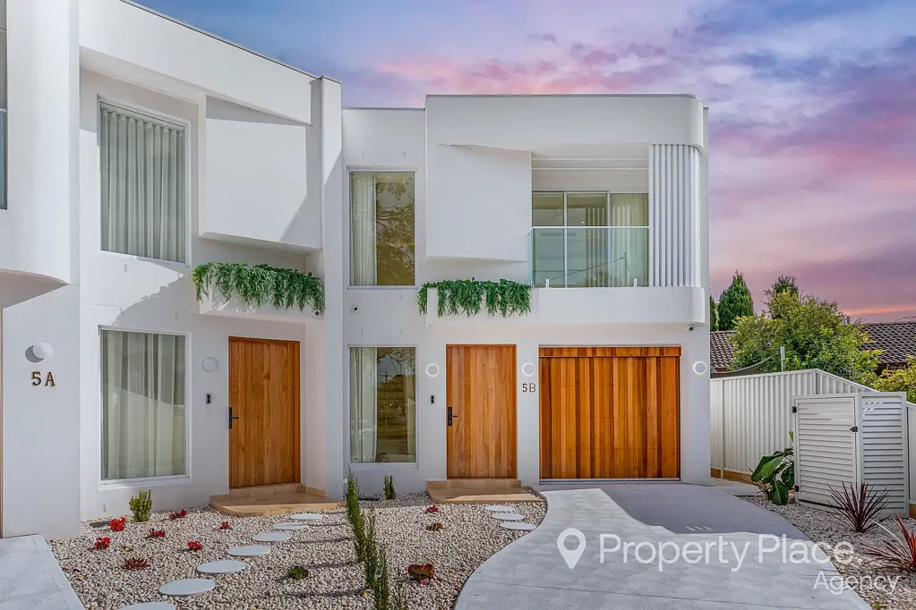 Revesby 4 Bedroom Lavish New Home, 6min Walk to Revesby Station