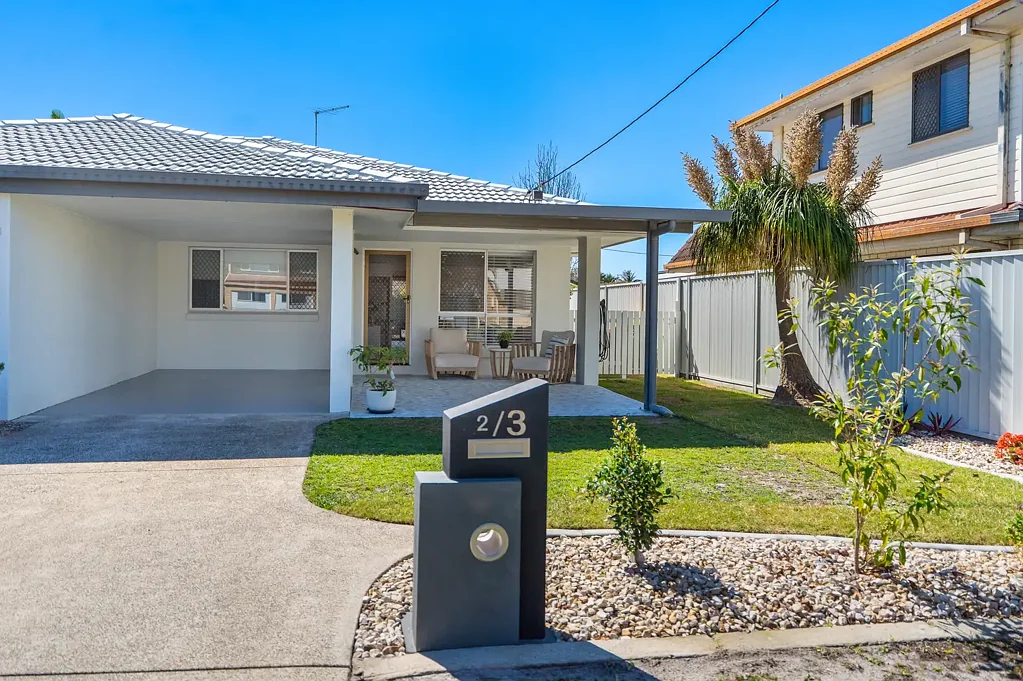 Bellara 2Kwarto Beautifully Renovated Coastal Duplex, Just One Street from the Beach