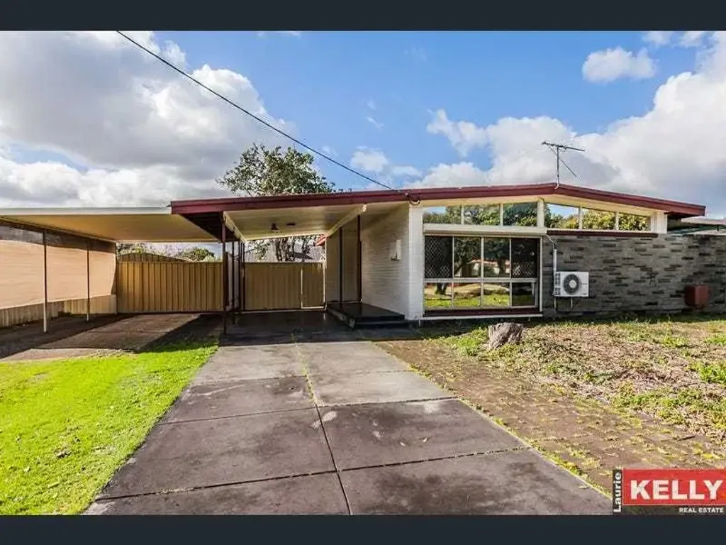 SPACIOUS FAMILY LIVING IN PRIME LOCATION!