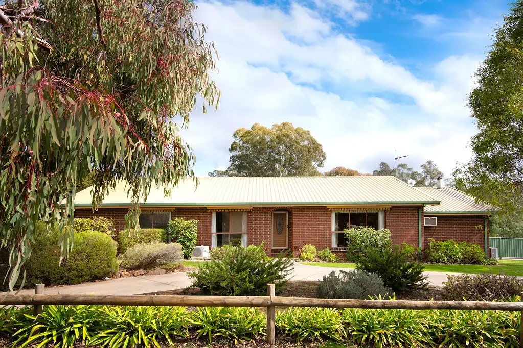 Castlemaine 3બેડરૂમ Charming 1980s brick home on a generous 3,423sqm (0.84 Acre) allotment