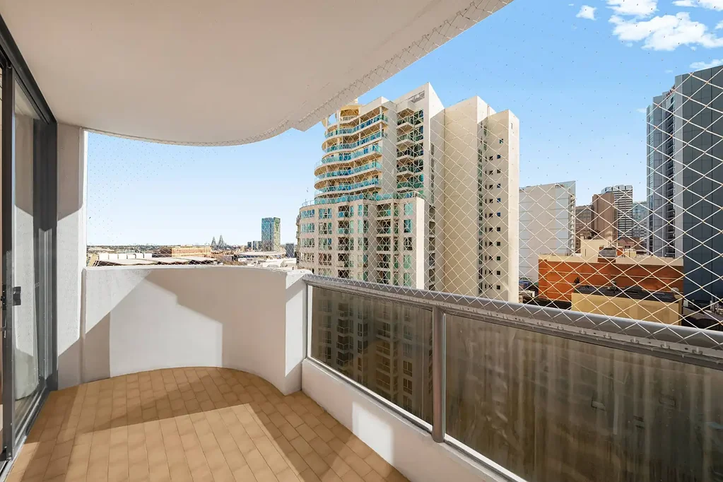 Sydney 2房 朝北转角公寓 城市景观 自然光线 混合木地板 现代厨房 CBD核心 餐饮娱乐近 露台泳池水疗 停车位 独立登记 North-Facing Corner Apartment with City Convenience