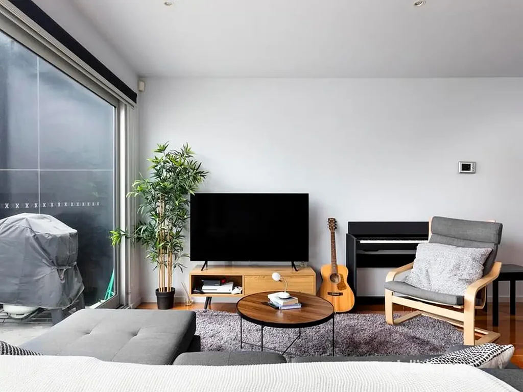 Spacious and Stylish City-Edge Townhouse with Garage and Balcony