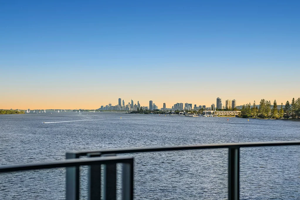 Paradise Point 2ห้องนอน Incredible Surfers Paradise and Broadwater Views - Stunning Renovation with Extra Family Room!