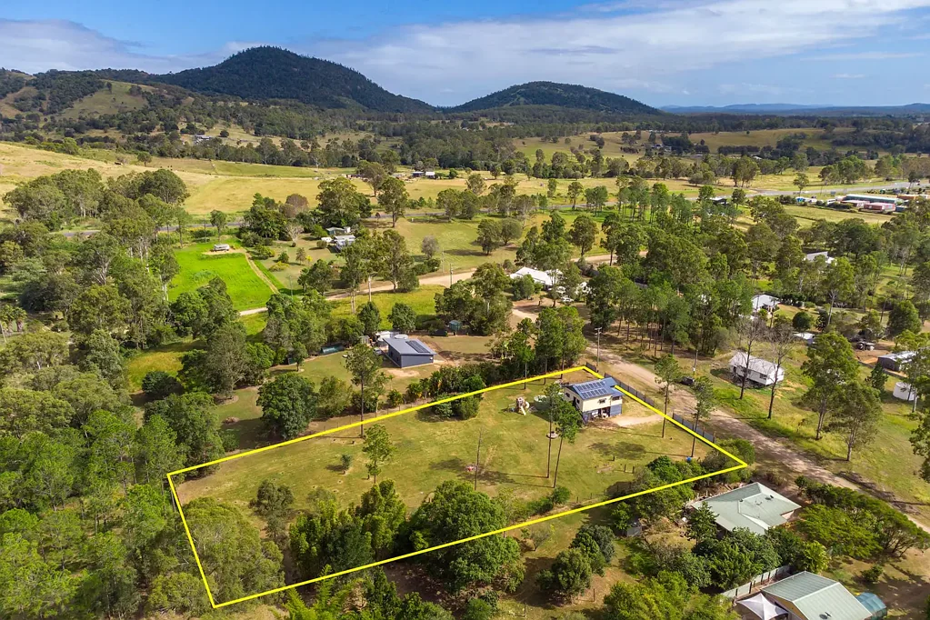 Glenwood 3 Bedroom Beautifully Renovated Classic Queenslander On Acreage
