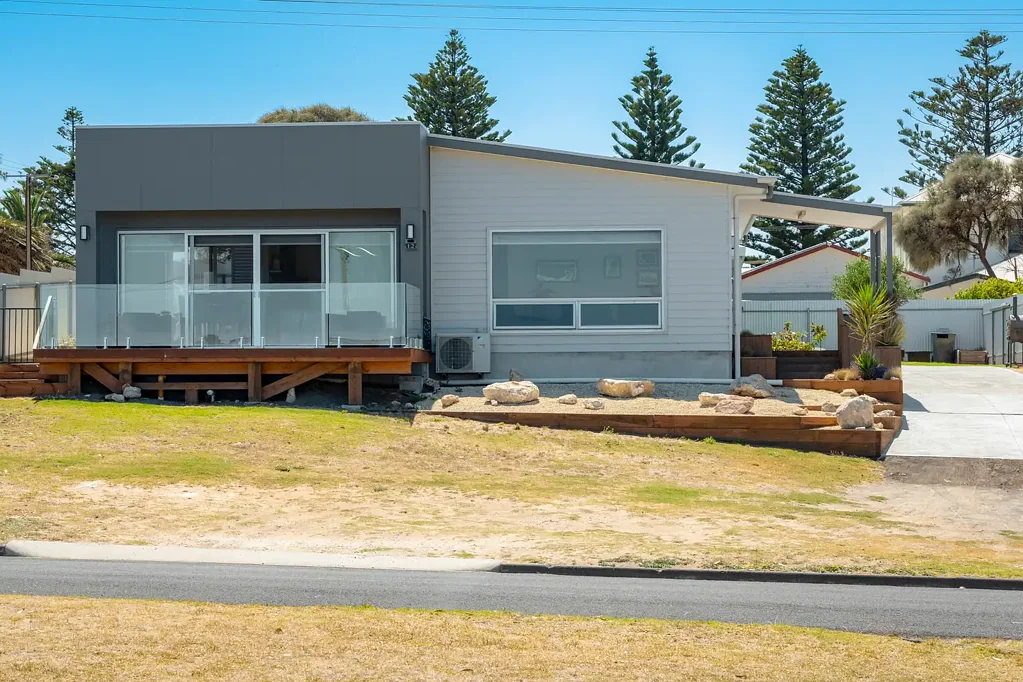 Beachport 3 Bedroom Coastal Elegance with Lagoon Views